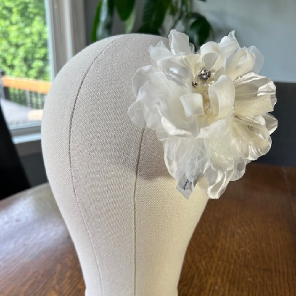 NWT Bridal White Floral Comb